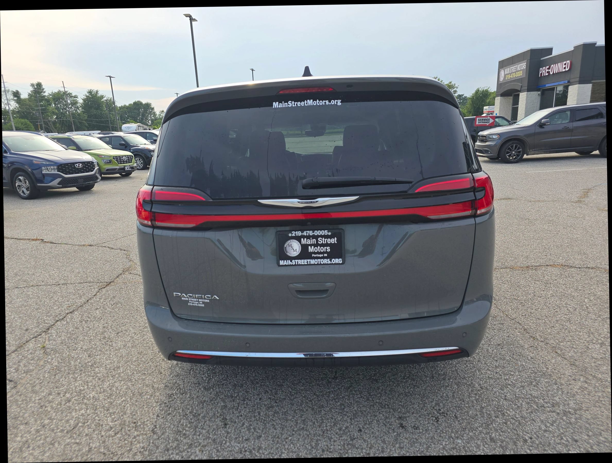 Used 2023 Chrysler Pacifica Touring-L FWD image 3