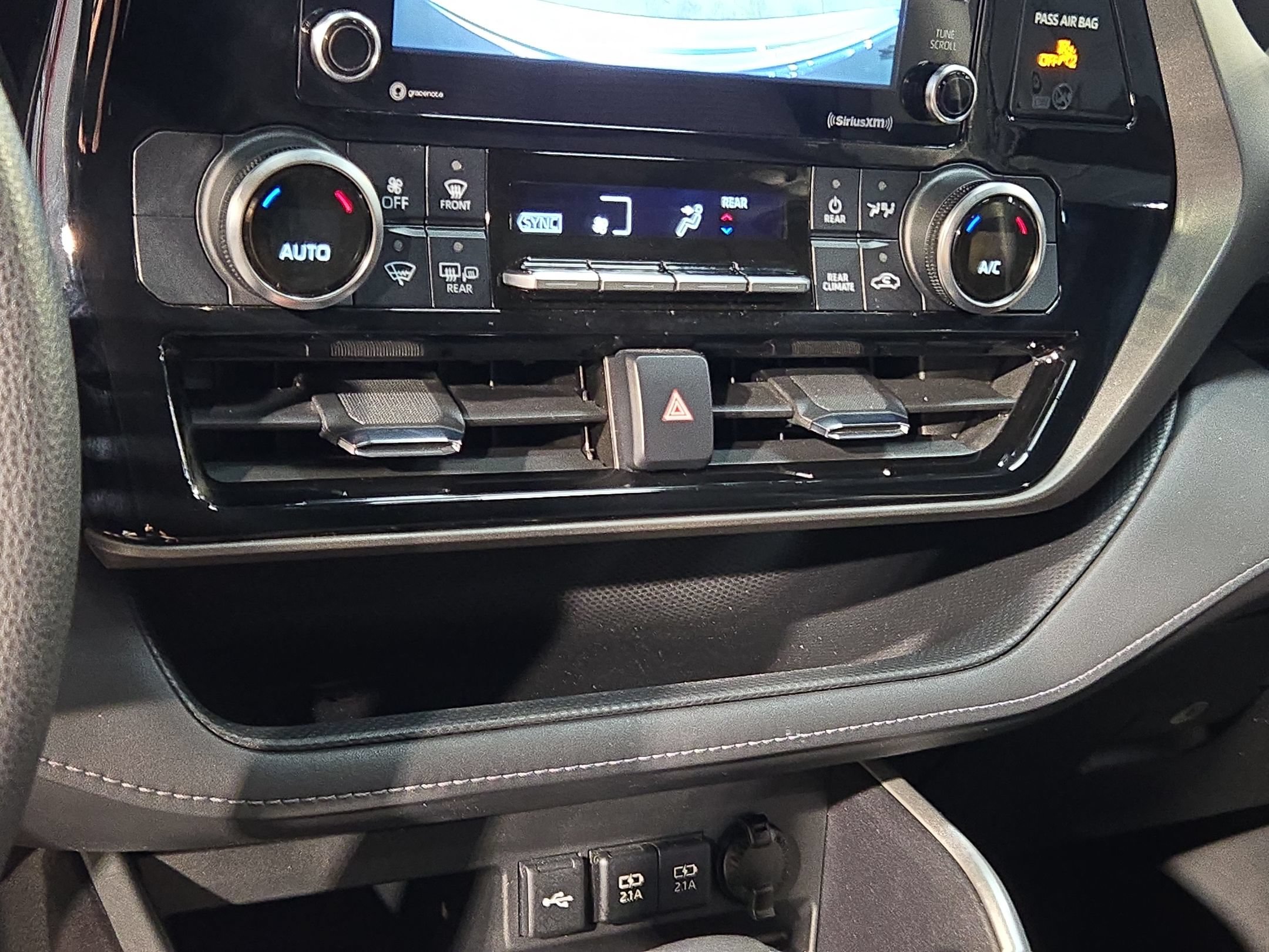 Used 2021 Toyota Highlander L FWD image 27