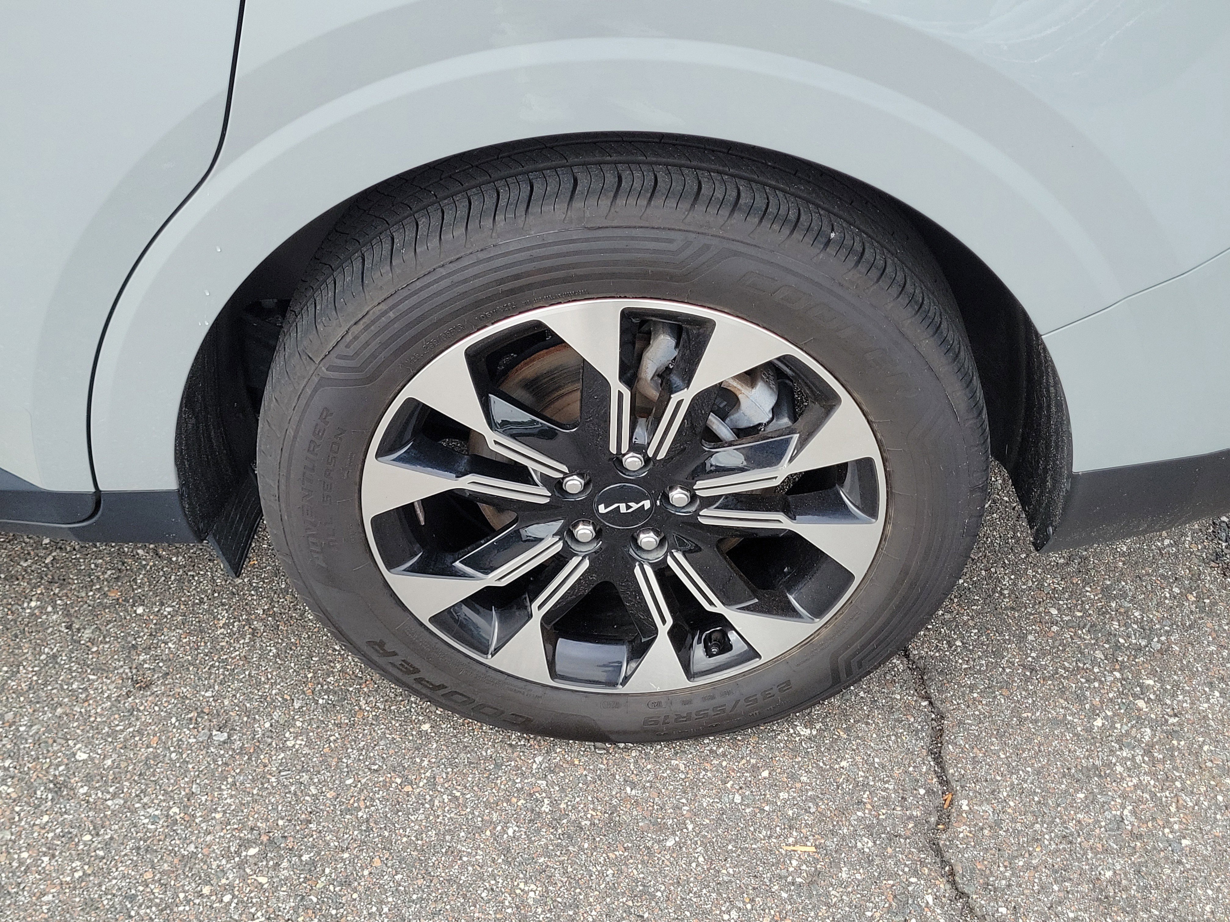 Used 2023 Kia Carnival EX FWD image 40