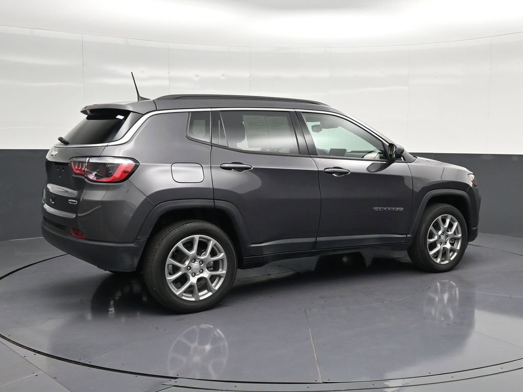 Used 2024 Jeep Compass Latitude AWD/4WD image 3