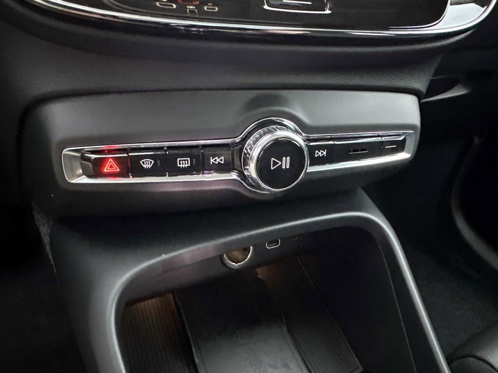 Used 2025 Volvo XC40 B5 Ultra w/ Protection Package Premier image 22