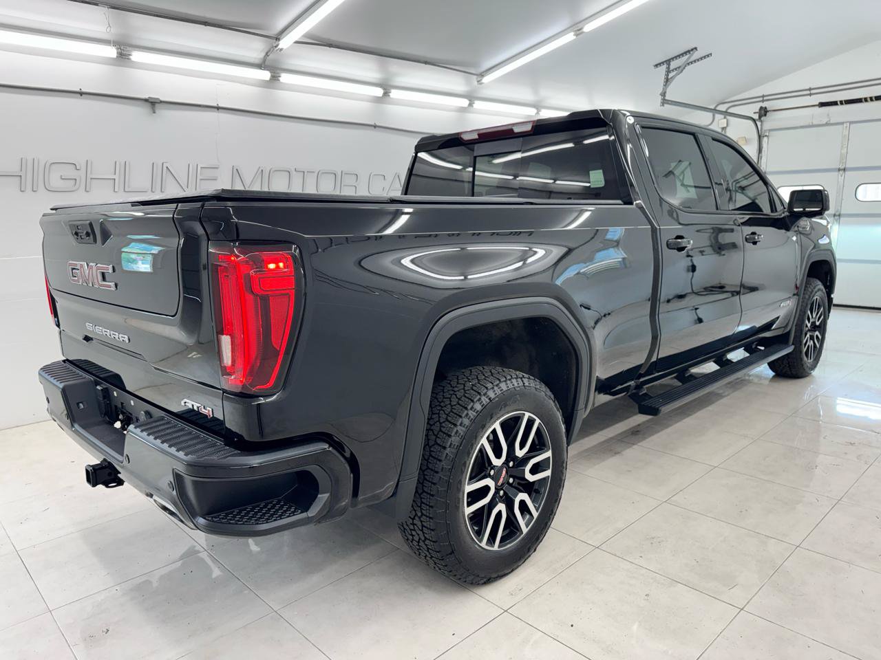 Used 2022 GMC Sierra 1500 AT4 w/ AT4 Premium Package AWD/4WD image 4