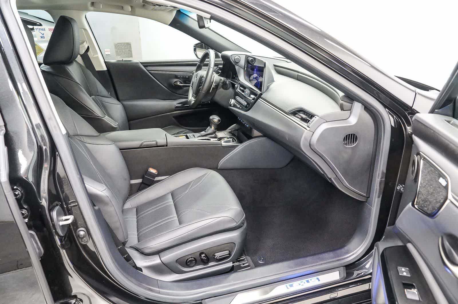Used 2025 Lexus ES 300h w/ Accessory Package (Z2) FWD image 17