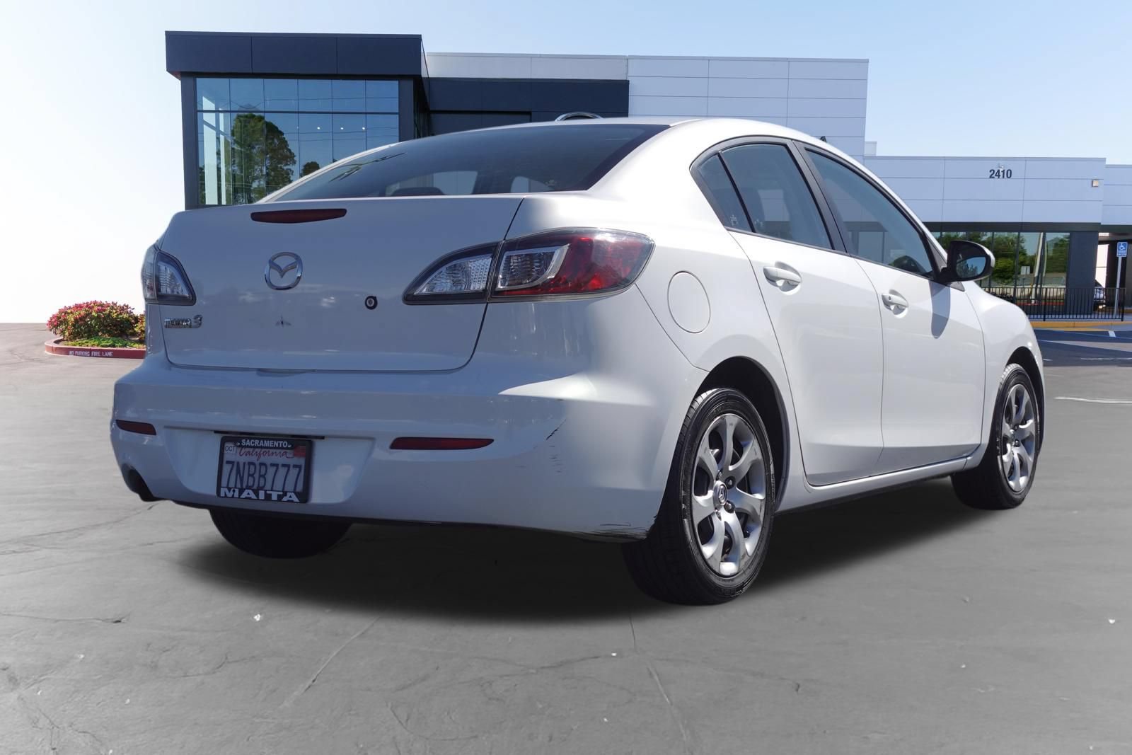 Used 2013 MAZDA MAZDA3 i SV FWD image 3
