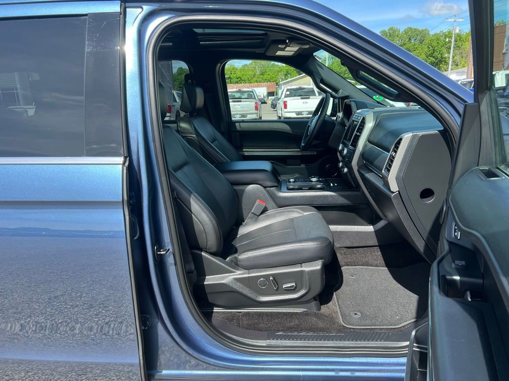 Used 2018 Ford Expedition XLT w/ Equipment Group 202A AWD/4WD image 22