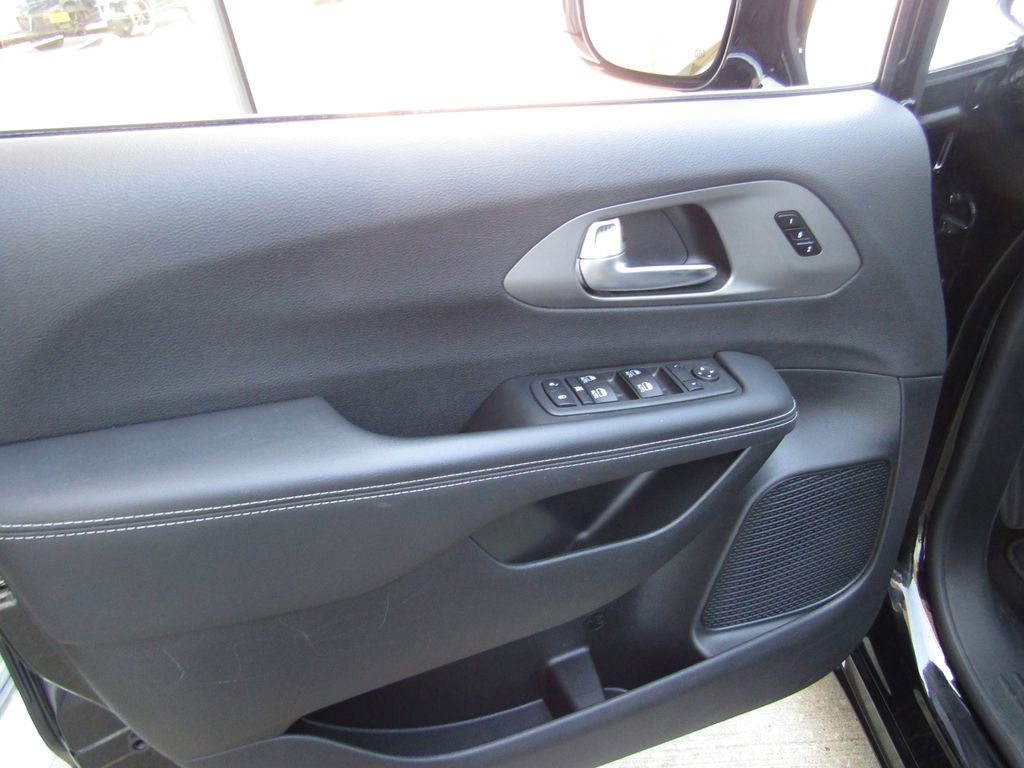 Used 2025 Chrysler Pacifica Select FWD image 24