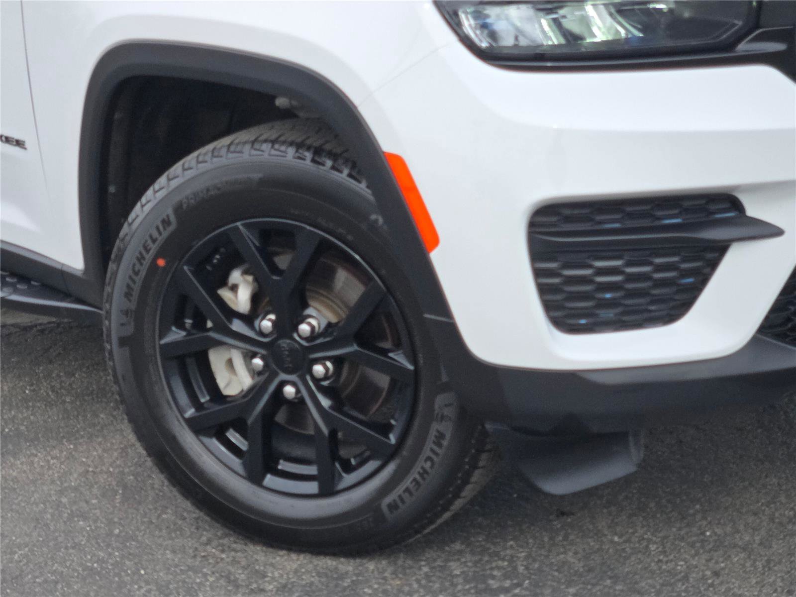 Certified 2024 Jeep Grand Cherokee Altitude image 4