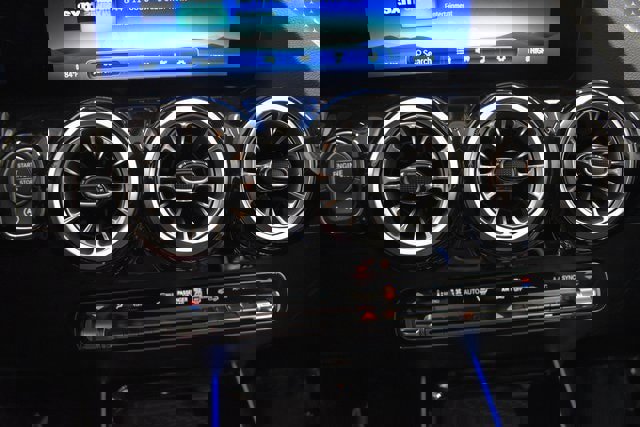 Used 2025 Mercedes-Benz GLA 250 4MATIC w/ Driver Assistance Package image 31