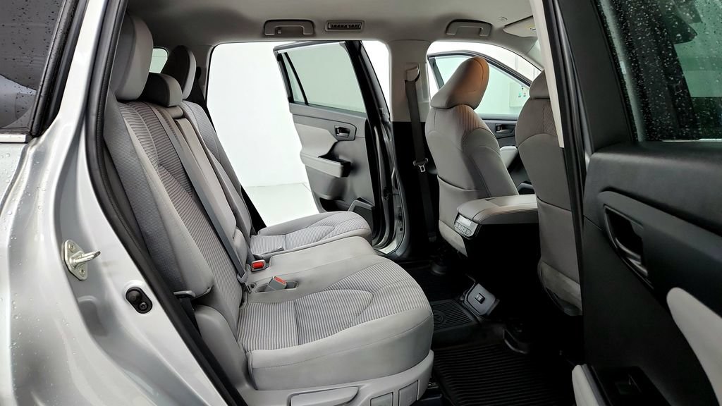Used 2023 Toyota Highlander LE AWD/4WD image 18