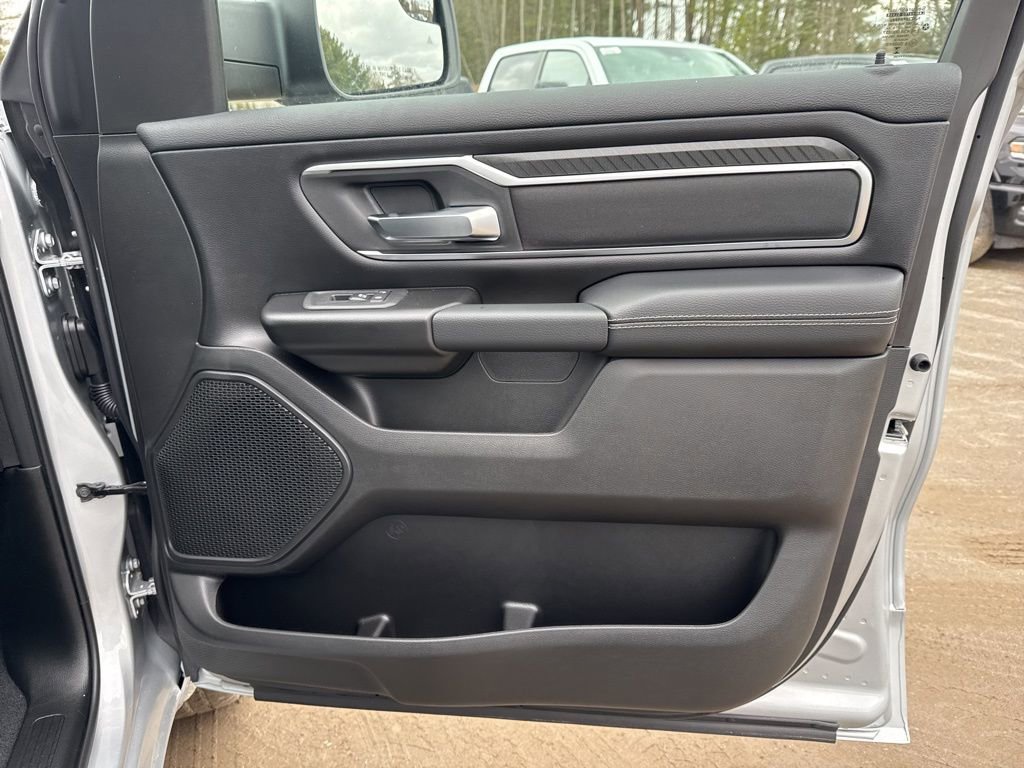 New 2026 RAM 1500 4x4 Crew Cab image 32