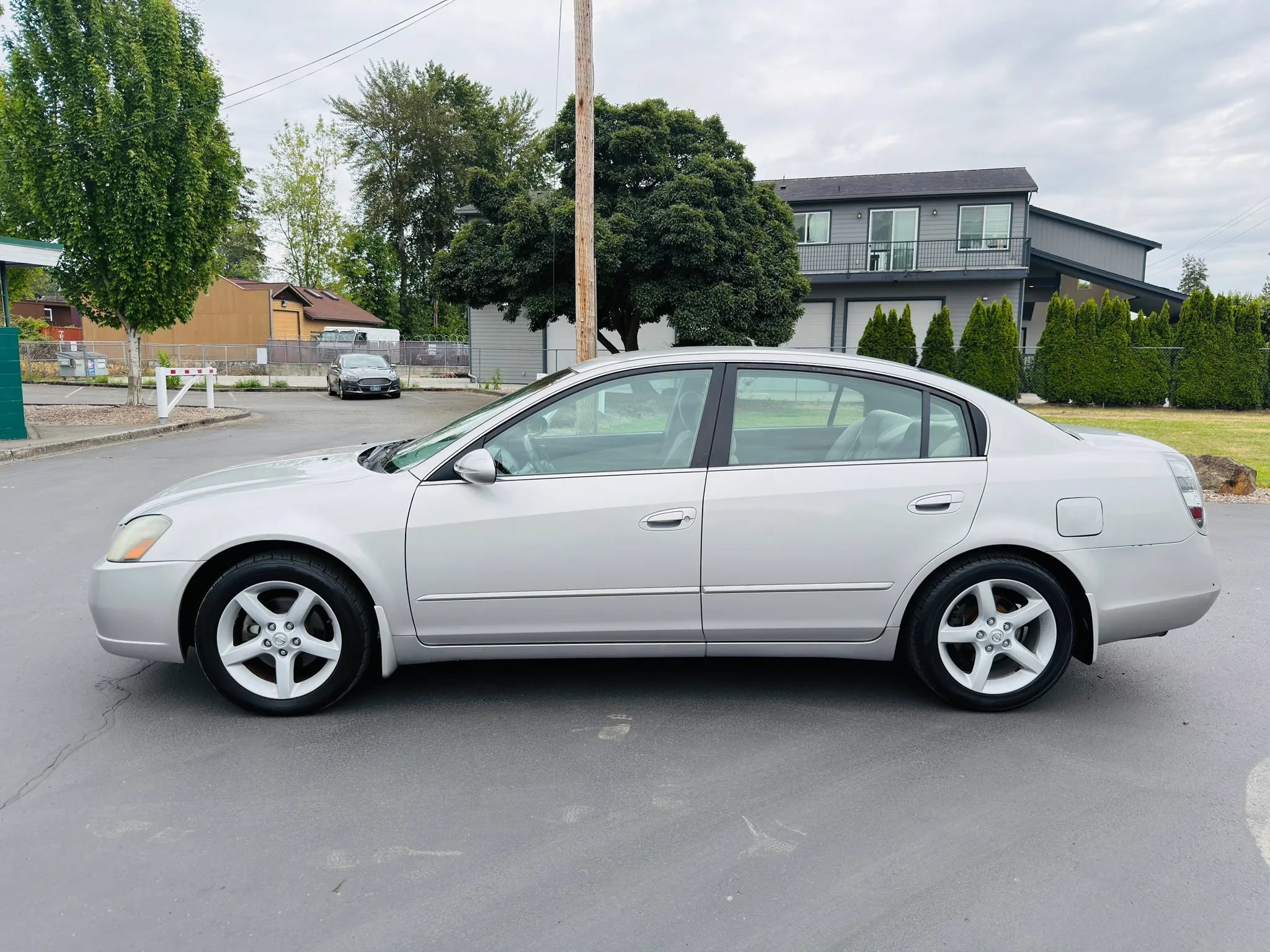 Used 2006 Nissan Altima 3.5 SE FWD image 2