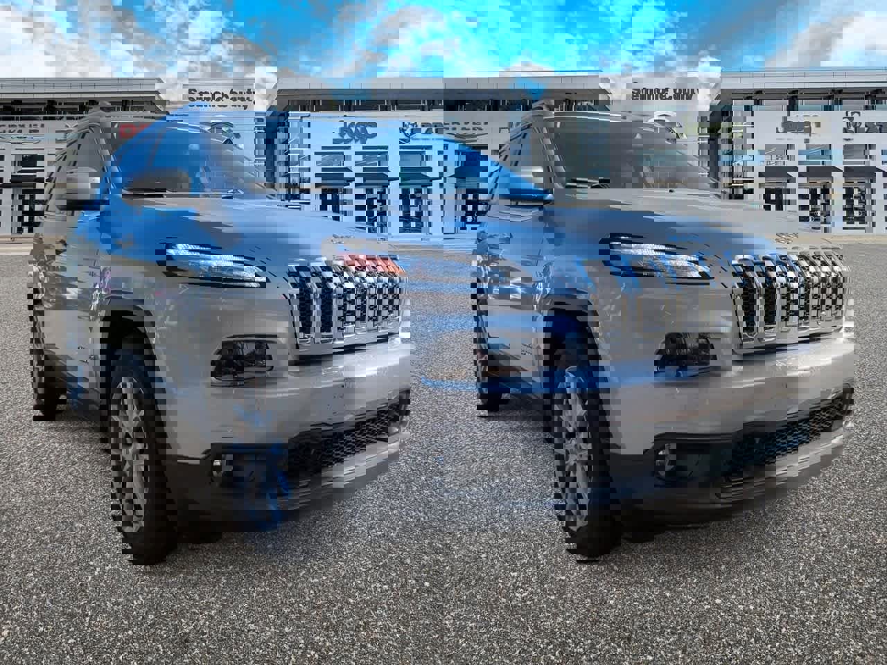 Used 2017 Jeep Cherokee Latitude image 2