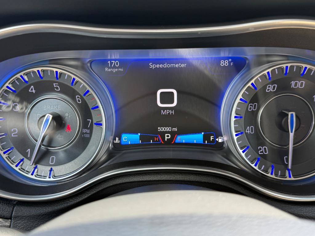 Used 2017 Chrysler 300 Limited RWD image 10