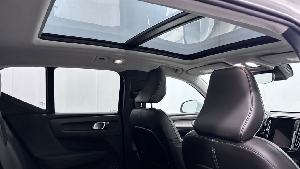 Used 2023 Volvo XC40 B5 Plus w/ Climate Package image 29