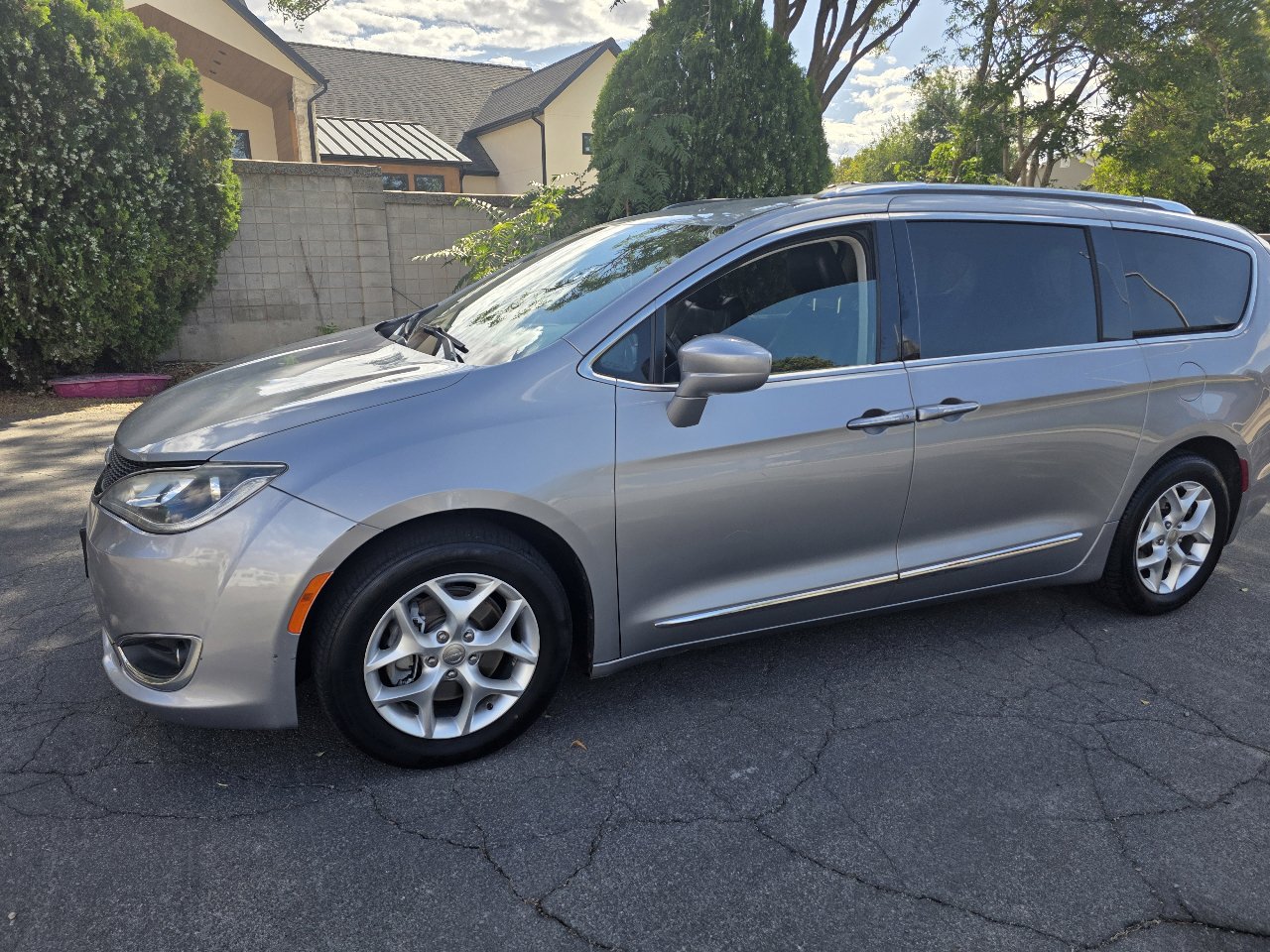 Used 2020 Chrysler Pacifica Touring-L w/ Tire & Wheel Group image 2