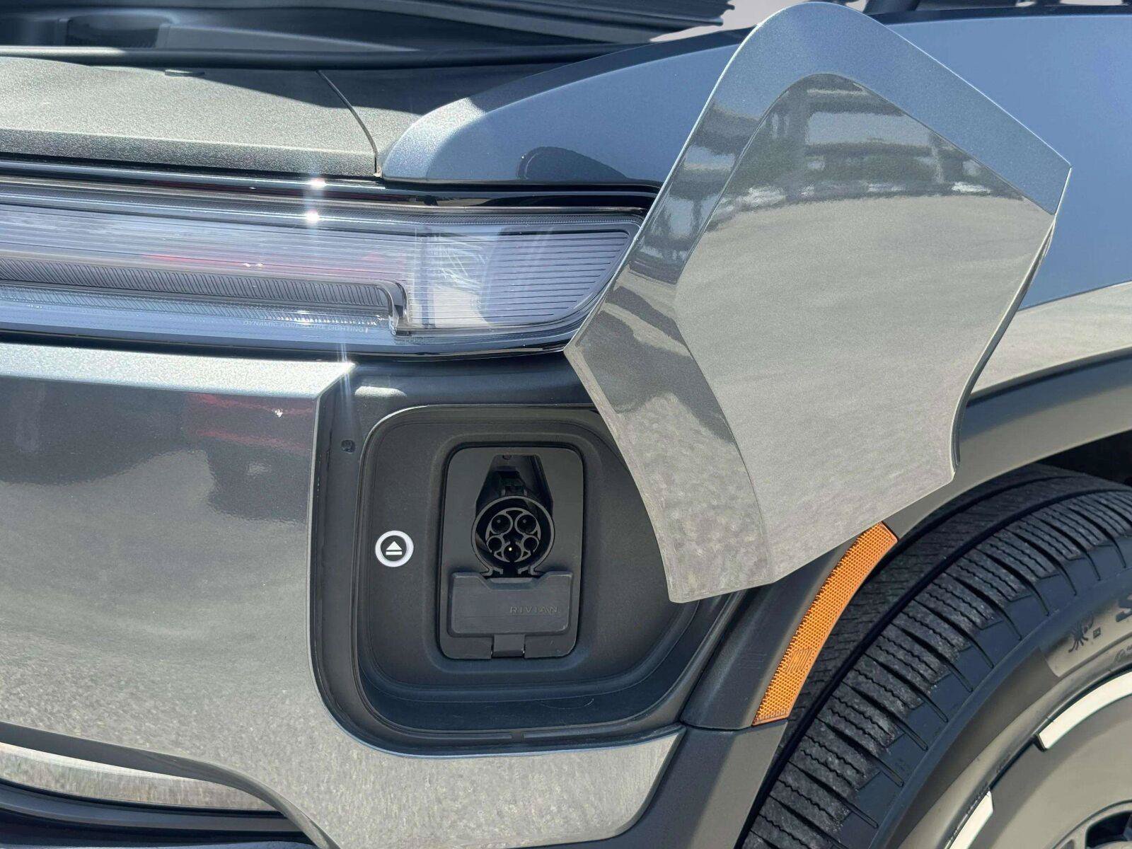Used 2025 Rivian R1S Adventure AWD/4WD image 70