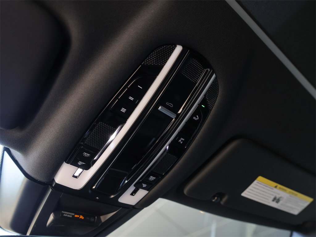 Certified 2023 Porsche Cayenne Platinum Edition image 30