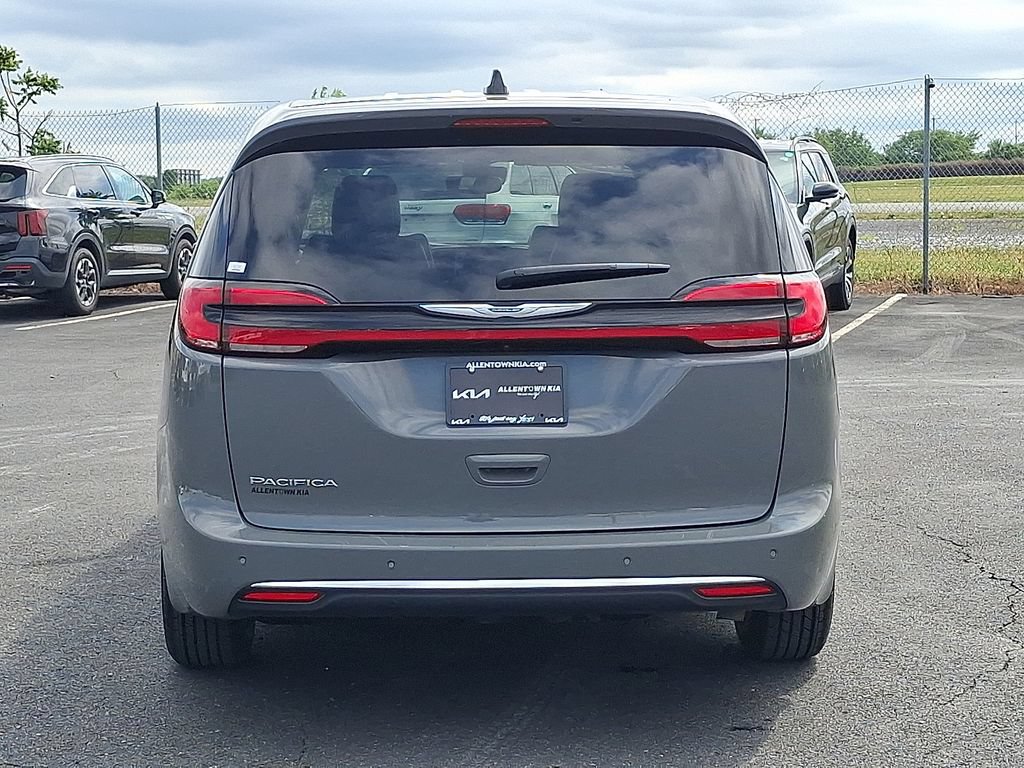 Used 2025 Chrysler Pacifica Select FWD image 5