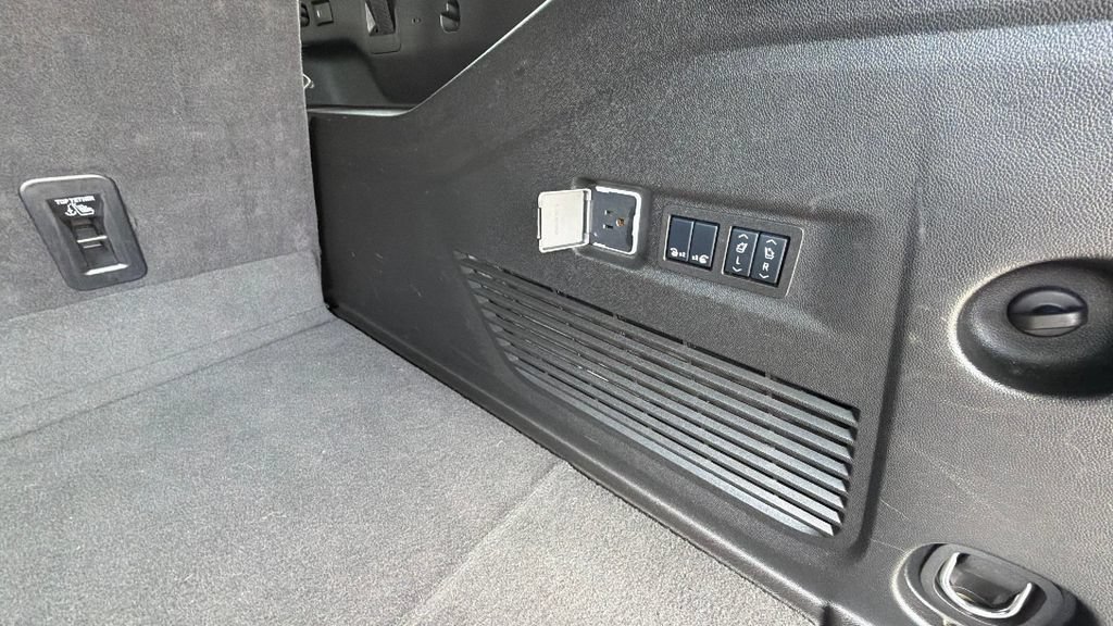 Used 2025 Chevrolet Suburban Premier AWD/4WD image 30