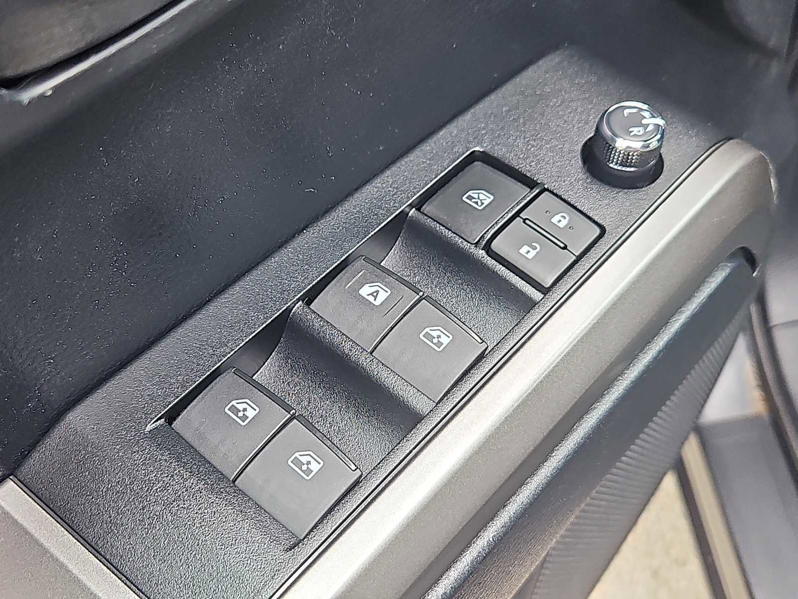 Used 2018 Toyota Tacoma SR5 AWD/4WD image 20