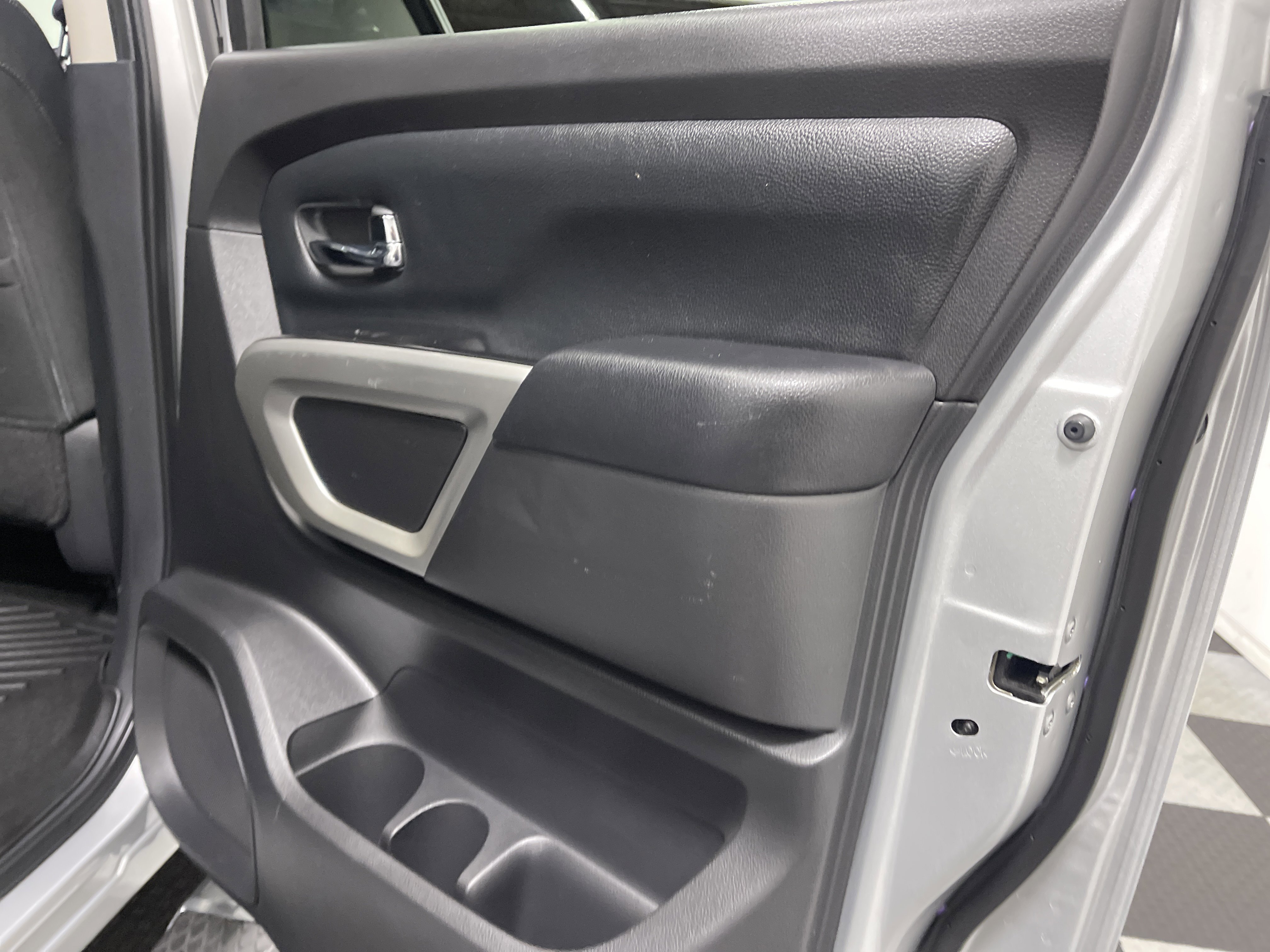 Used 2018 Nissan Titan SV w/ SV Convenience Package AWD/4WD image 18