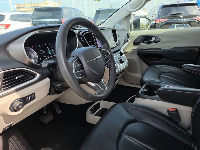 Used 2023 Chrysler Pacifica Touring-L FWD image 14