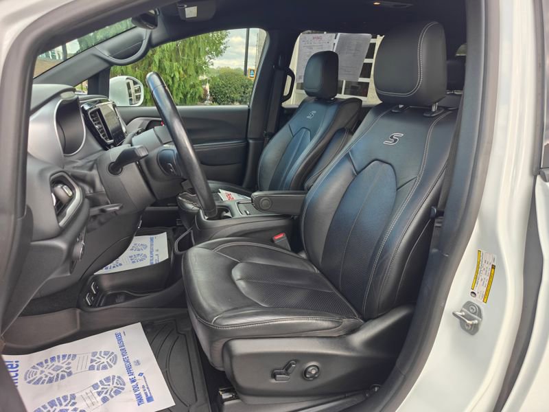 Used 2020 Chrysler Pacifica Touring-L Plus FWD image 11