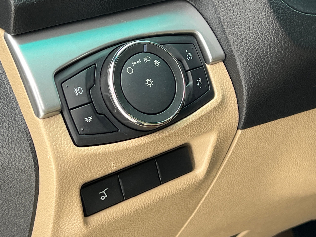 Used 2016 Ford Explorer XLT w/ Equipment Group 202A image 18