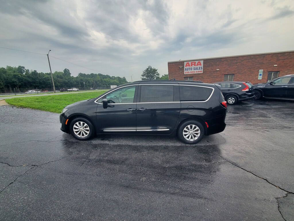Used 2017 Chrysler Pacifica Touring-L FWD image 5