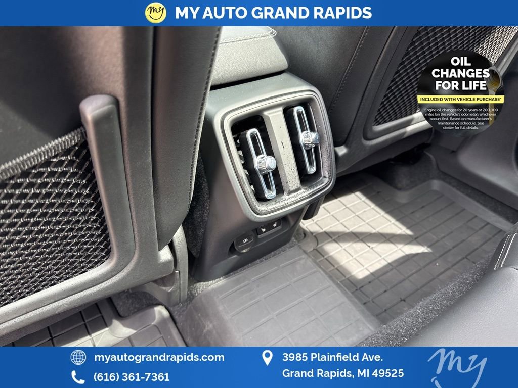 Used 2022 Volvo XC40 T5 R-Design w/ Advanced Package image 27
