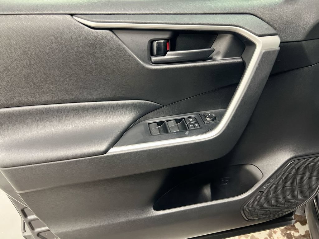 Used 2021 Toyota RAV4 LE FWD image 20