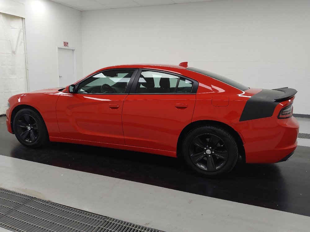 Used 2017 Dodge Charger SXT image 3