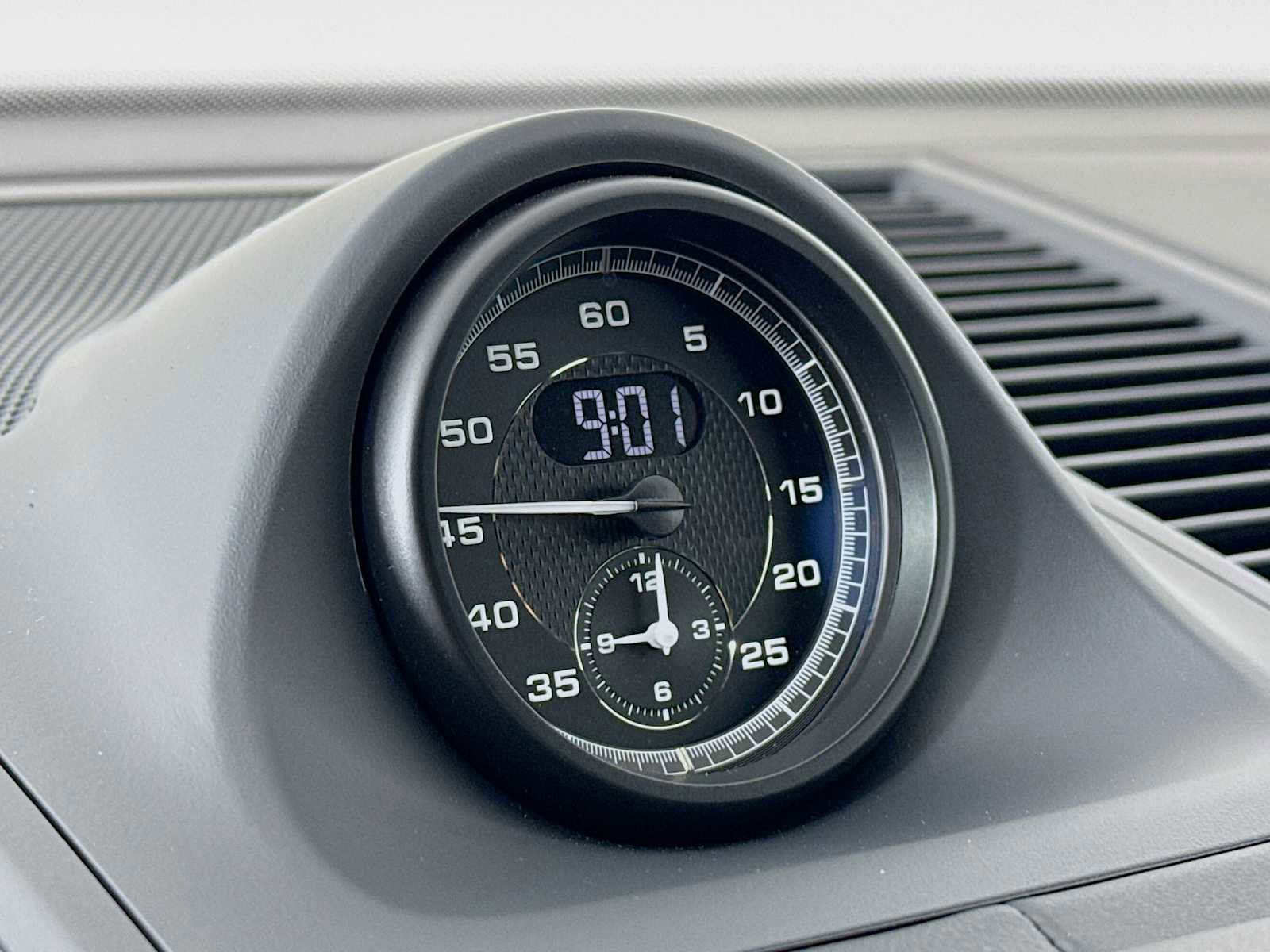 Certified 2025 Porsche Macan T image 17