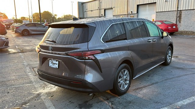 Used 2021 Toyota Sienna XLE image 27