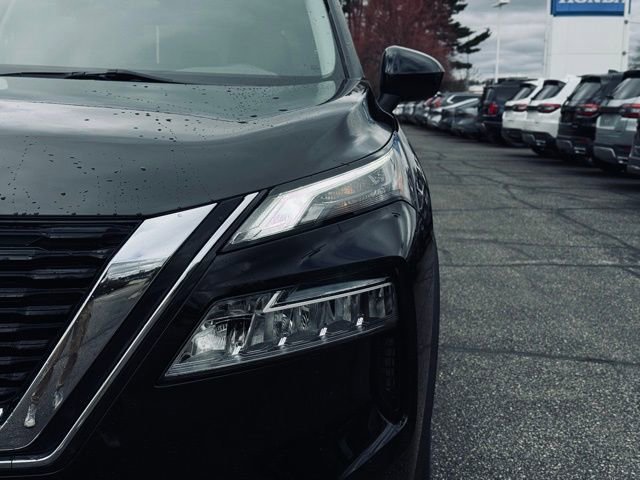 Used 2023 Nissan Rogue SV image 3