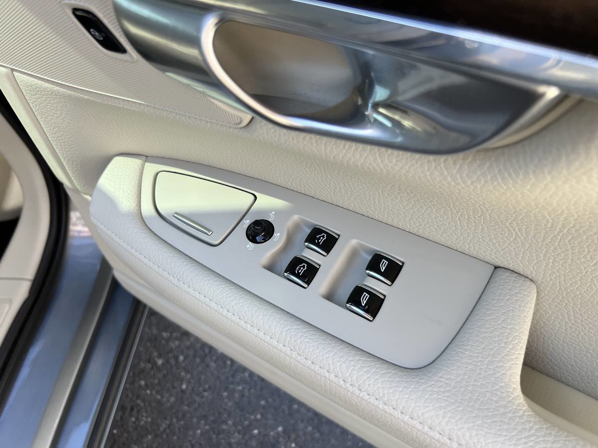 Used 2018 Volvo S90 T6 Momentum w/ Convenience Package image 18