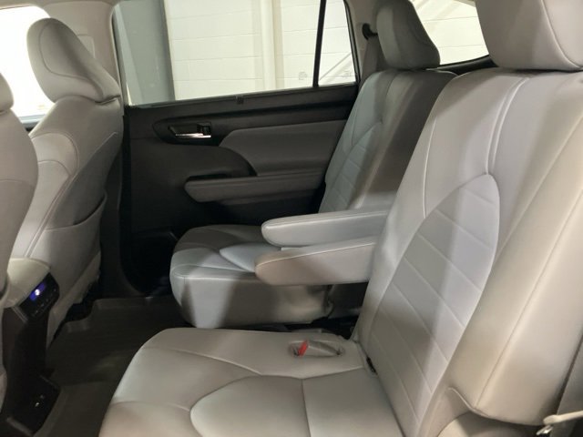 Used 2020 Toyota Highlander XLE image 21