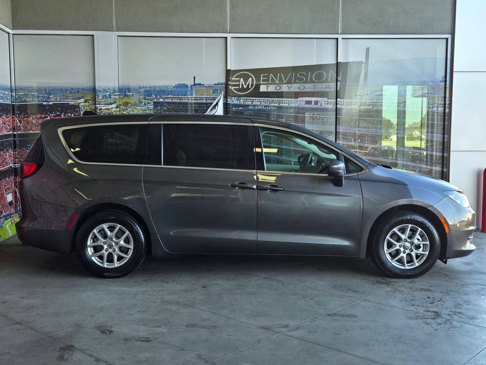 Used 2023 Chrysler Voyager LX image 4