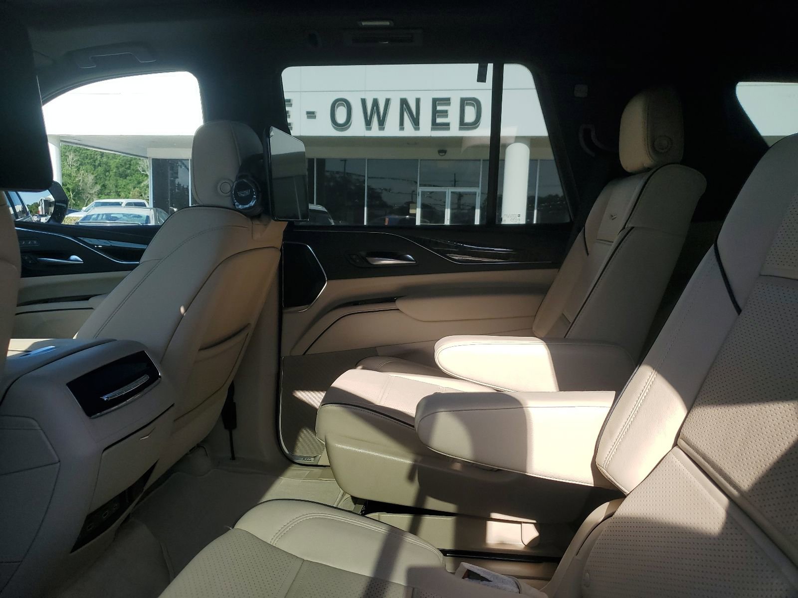 Used 2024 Cadillac Escalade Premium Luxury image 12