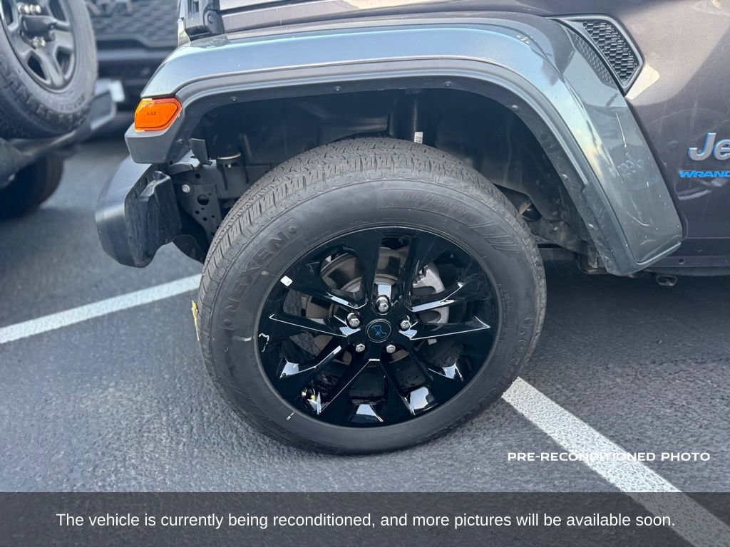 Used 2025 Jeep Wrangler Unlimited Sahara w/ Safety Group AWD/4WD image 2