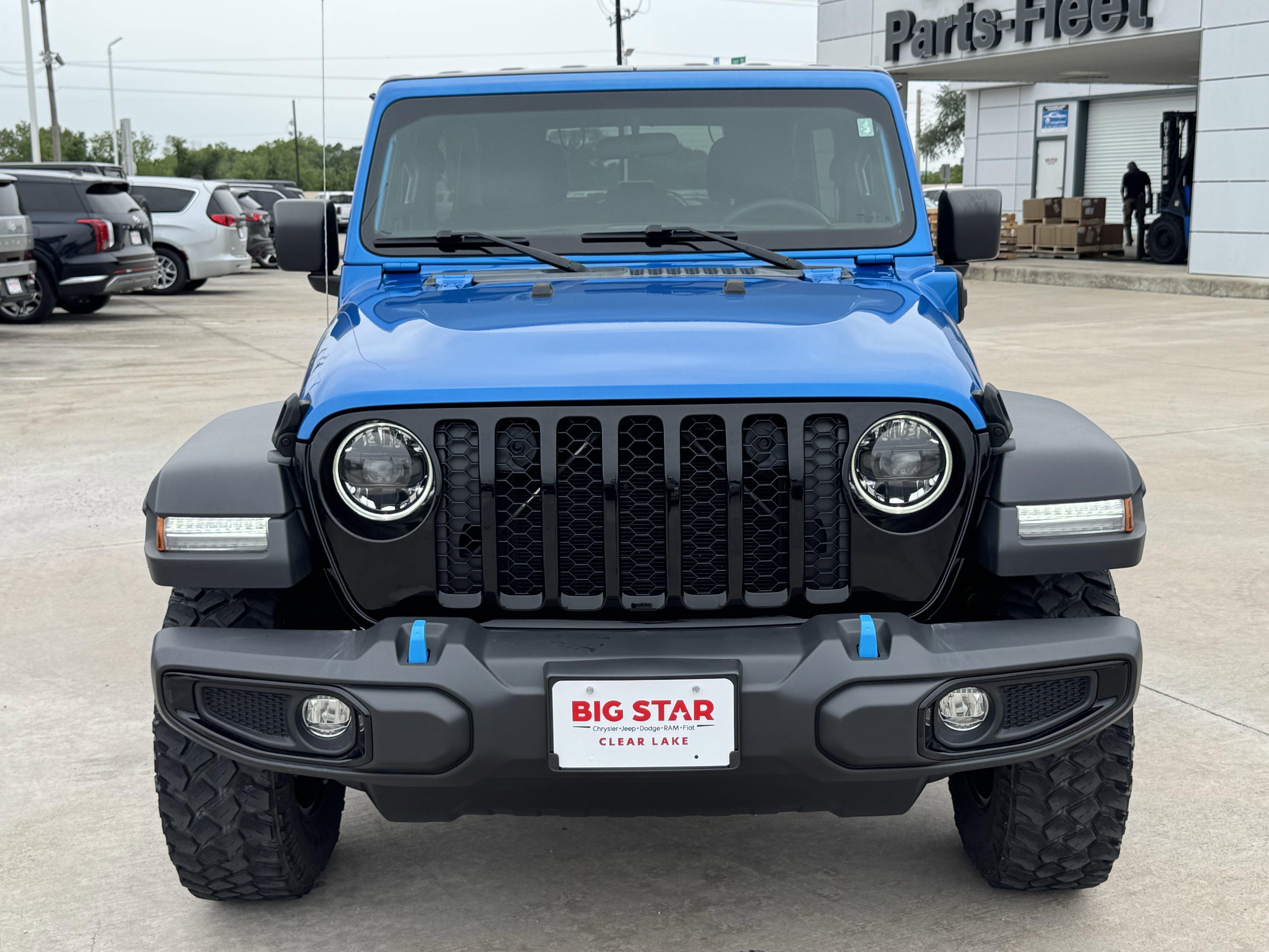 Used 2023 Jeep Wrangler Unlimited w/ Convenience Group AWD/4WD image 3