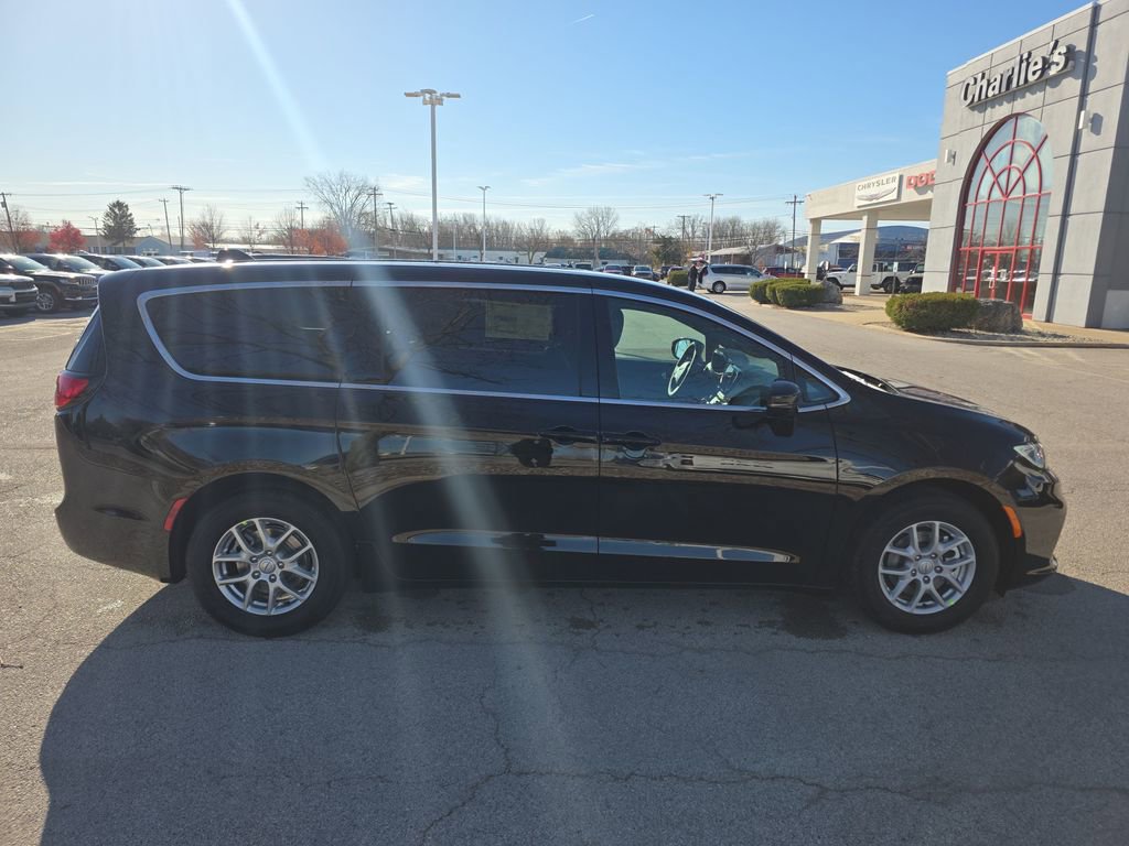 New 2026 Chrysler Pacifica Select image 6