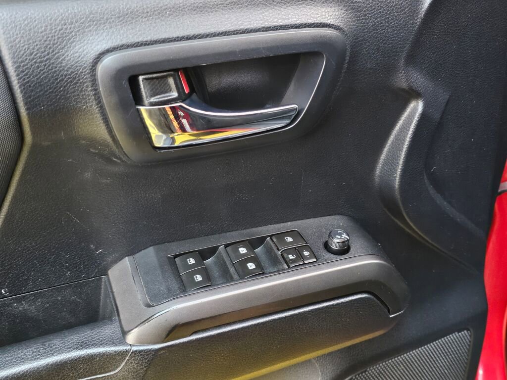 Used 2019 Toyota Tacoma TRD Off-Road w/ Technology Package AWD/4WD image 23