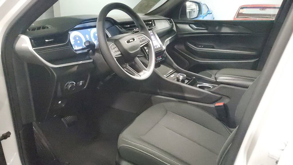 Used 2025 Jeep Grand Cherokee Laredo X image 19
