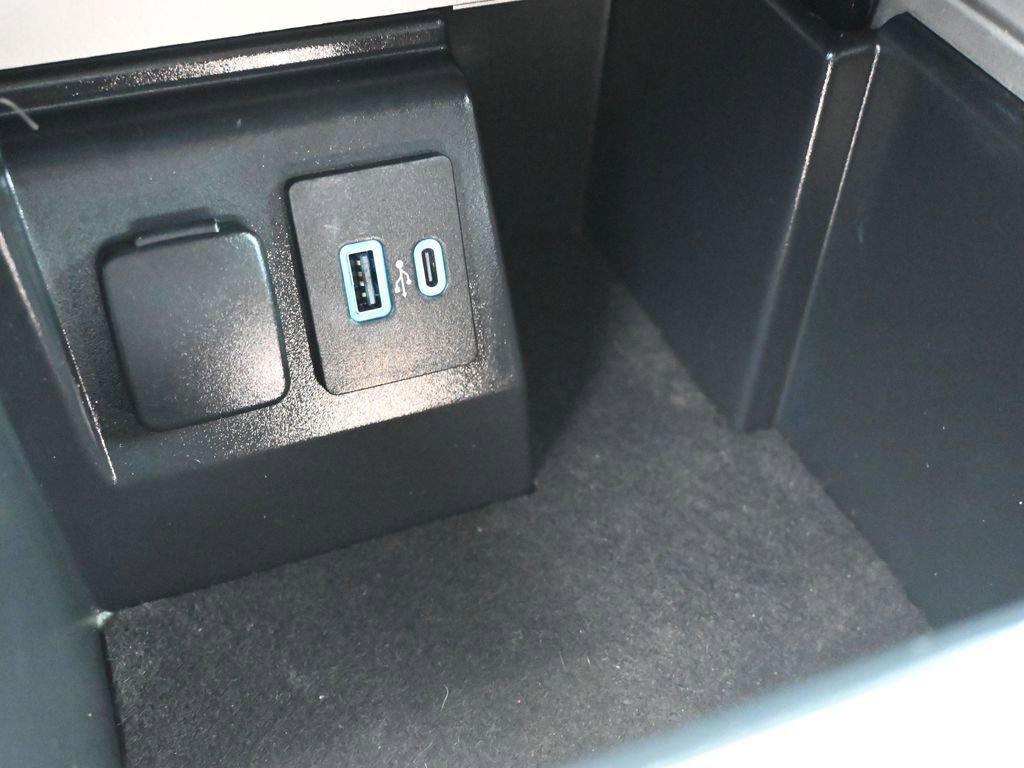 Used 2023 Ford Explorer XLT image 18