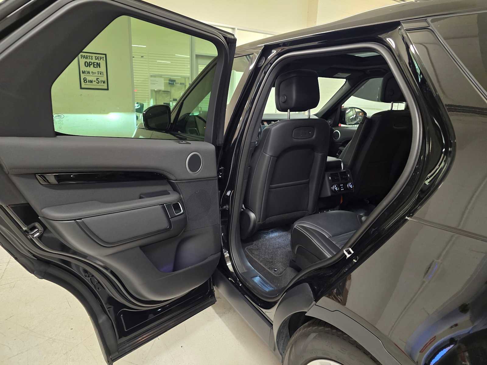 Used 2025 Land Rover Discovery S image 18