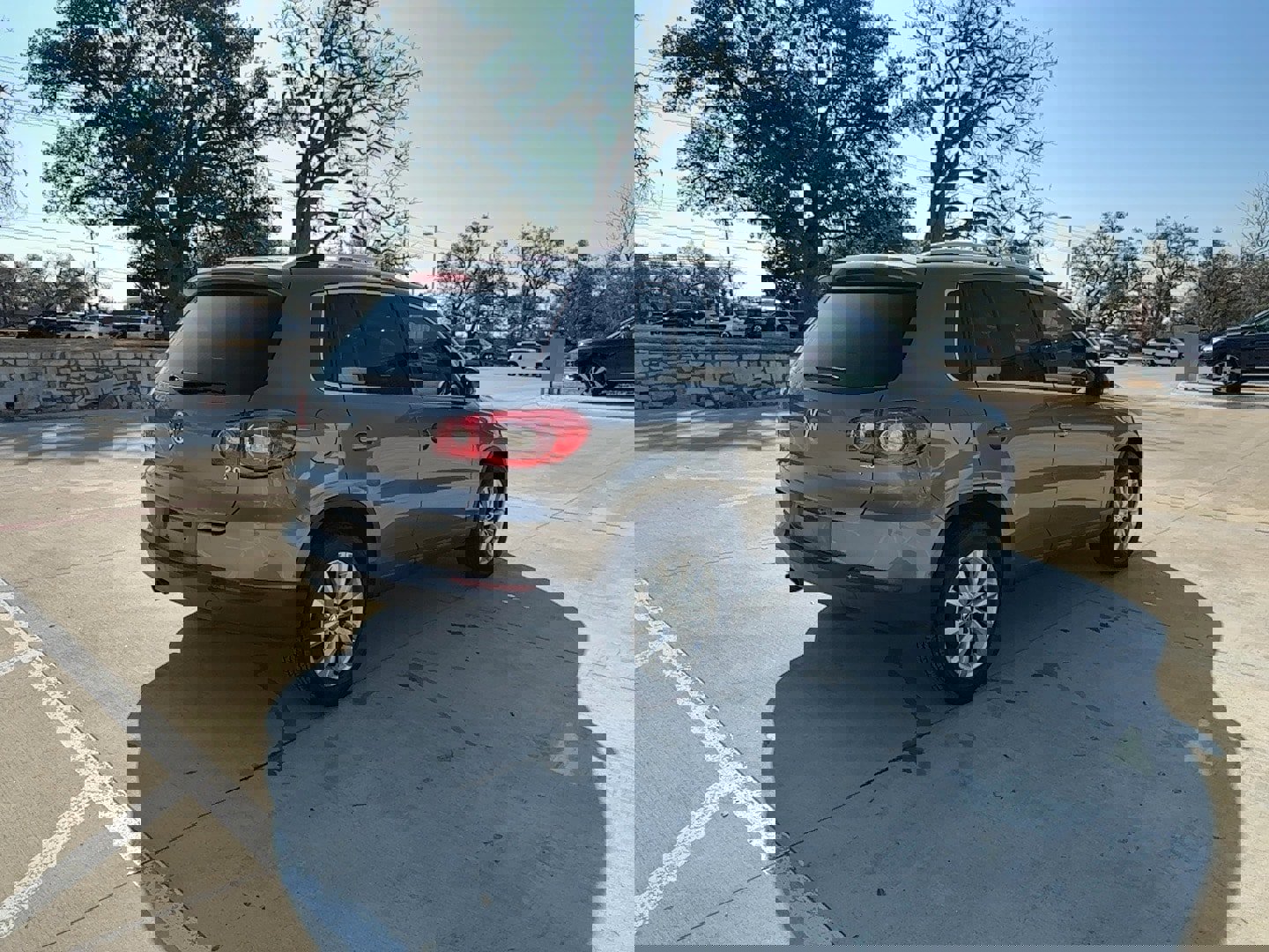 Used 2011 Volkswagen Tiguan SE image 6