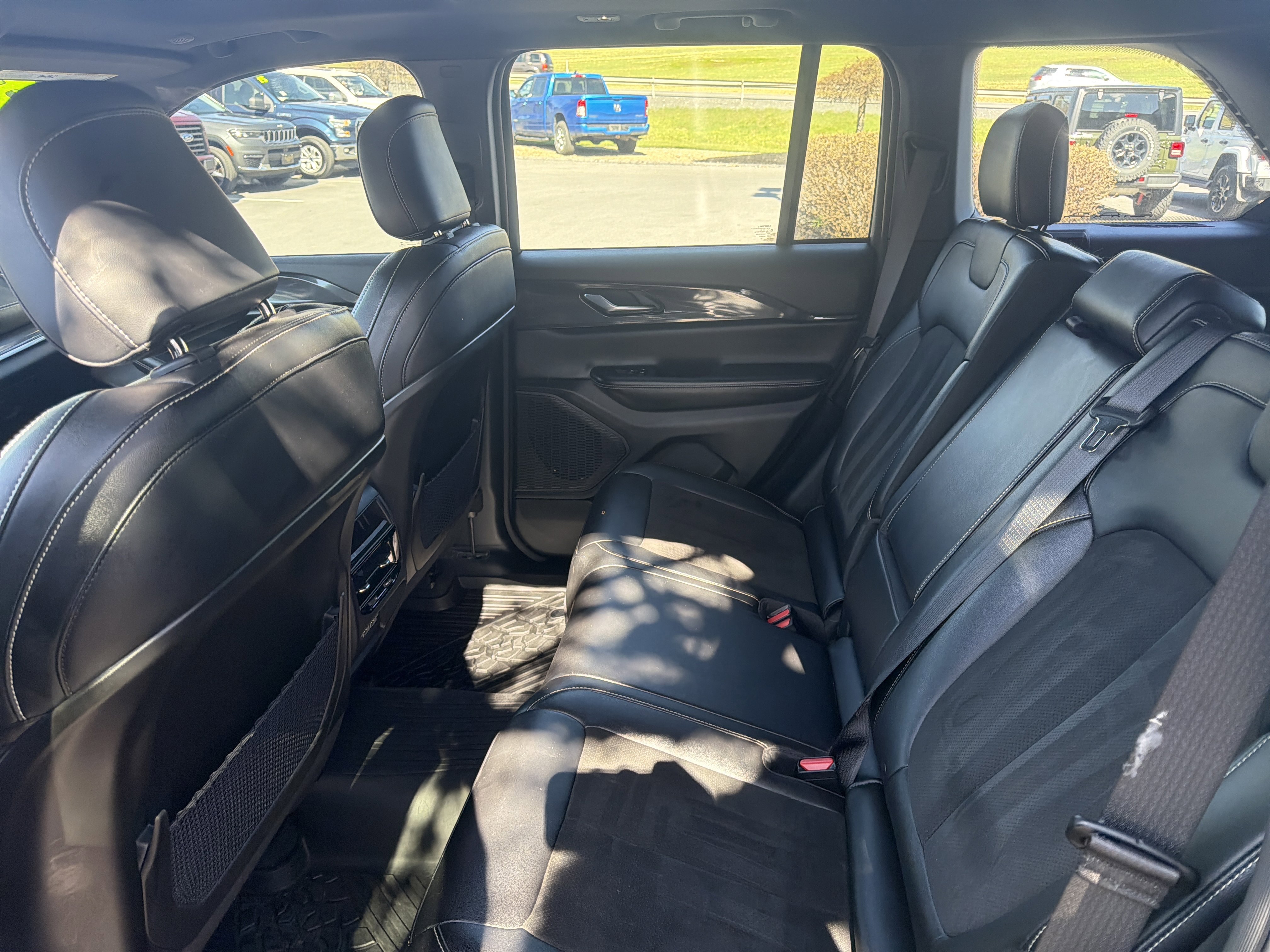 Used 2023 Jeep Grand Cherokee Altitude image 15