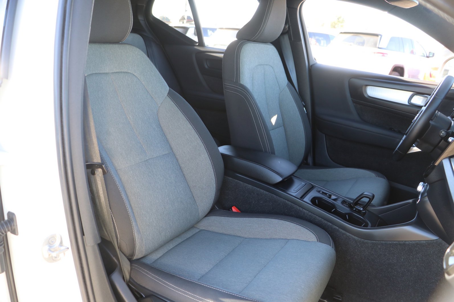 Used 2024 Volvo XC40 B5 Core image 33