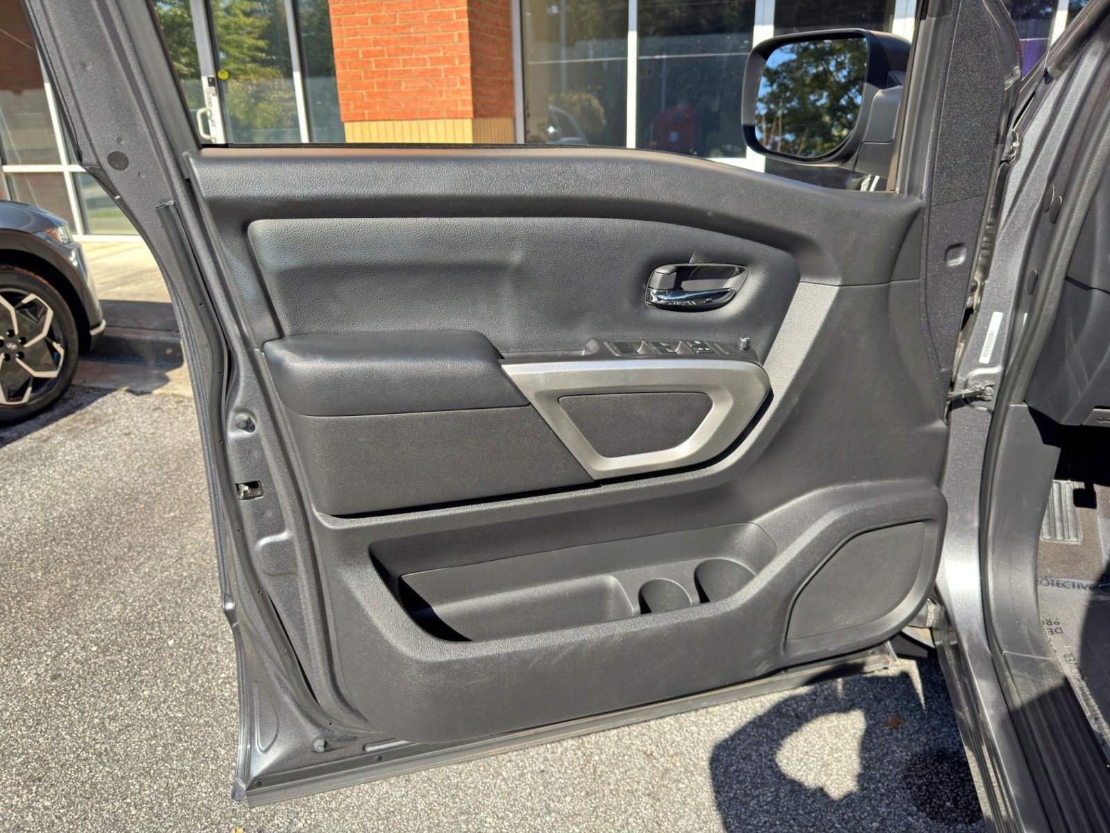 Used 2021 Nissan Titan SV RWD image 32